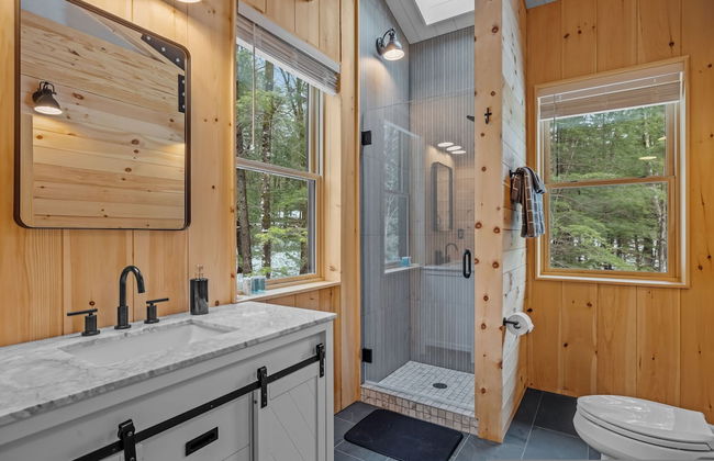 Ski Cabin w Hot Tub Gas Fireplace Near Cranmore - Photo 25