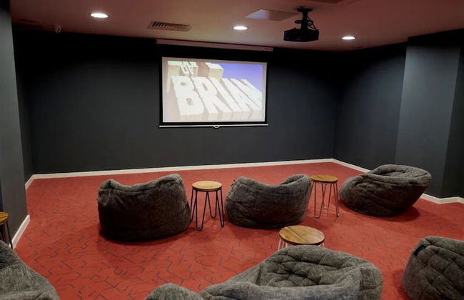 For Student Only Canvas Glasgow - Photo 28