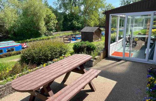 Waterside Cottage - Sleeps 11 on Grand Union Canal - Photo 22