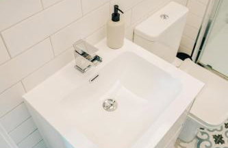 Stylish 2 Bed City Centre Apartment with Parking - Photo 28