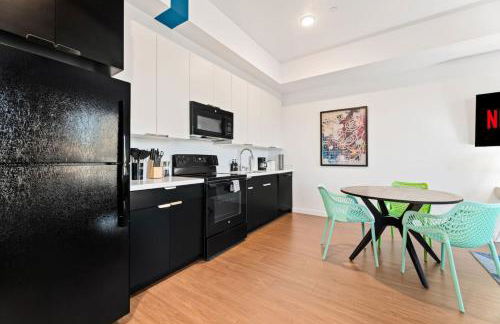 Chic Studio with Stunning DTLA Views, Walk to Metro - Foto 8