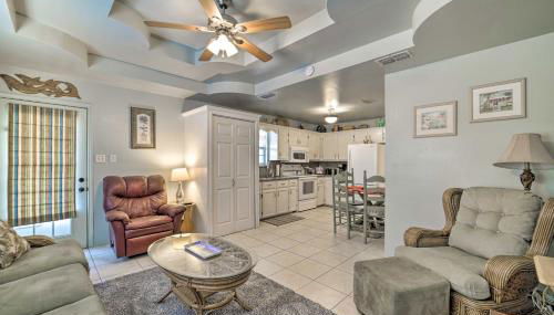 Deck and Pool Access Long Island Village Escape! - Foto 4