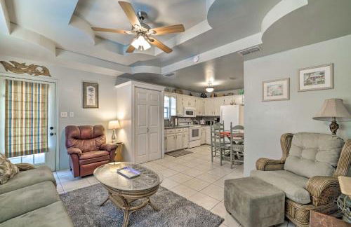 Deck and Pool Access Long Island Village Escape! - Foto 4