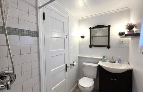 Cottage 5-6 - 2 Bedroom 1 Bath End Unit with Kitchenette Private Courtyard Pet Friendly fee applies - Photo 8