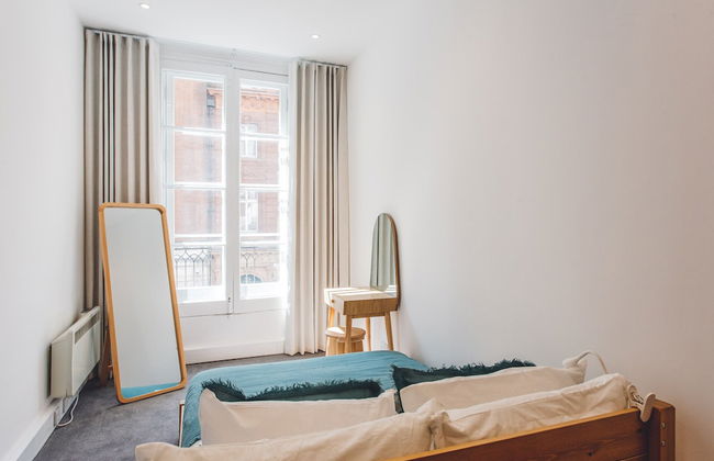 2 Bed Apartment Right on Trafalgar Square - Photo 11