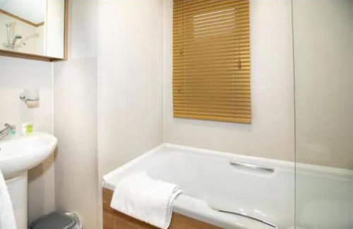 3-Bed Lodge Sleeps 6 -Hot tub -Resort Access - Foto 13