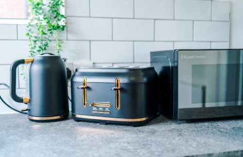 The Acacia Lodge - Beautiful & Modern 3-BR with FREE Parking - Perfect For Business or Work Stays by Parydise Properties - Foto 6