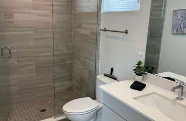 Luxury 2 Bed 2 Bath Waterfront Condo with Patio Sunsets Gym and Parking - Foto 39