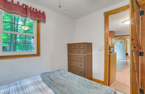 Rustic Michigan Lakeside Cabin with Private Dock! - Foto 18