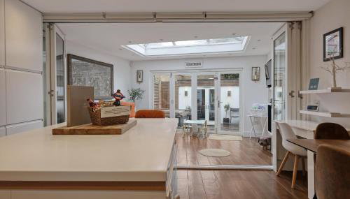 Dove House Wanstead - Stunning 4 Bedroom, 3 Bathroom House with Private Hottub & Gym - Escape London, in Lonon - Foto 3, pet friendly