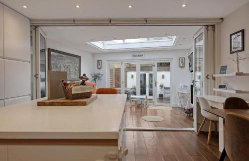 Dove House Wanstead - Stunning 4 Bedroom, 3 Bathroom House with Private Hottub & Gym - Escape London, in Lonon - Foto 3