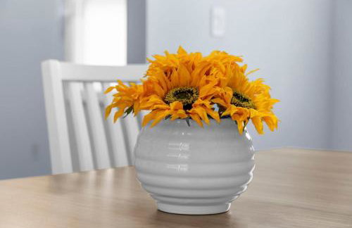 Willow Haven 2BR Cozy Retreat, Close to Hartford - Foto 16