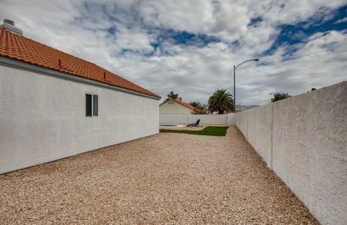 Luxurious House With A Pool, Spa, and Patio, Sleeps 6 Comfortably - Foto 35