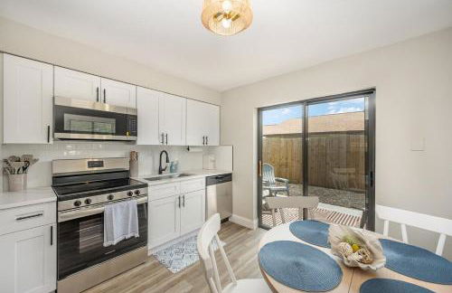 Beachside Bungalow- 2 minutes from the beach! - Foto 9