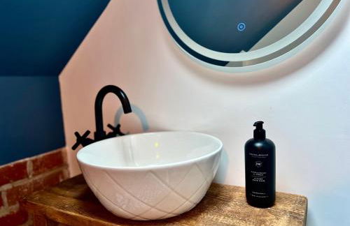 Cosy Hampshire Barn Getaway, Large garden alongside a stunning river - Fire Pit, BBQ, Outdoor seating - Country walks & Pubs - Foto 15