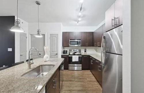 Chic and Stylish 2B near Legacy West Wi-Fi Fitness Pool 2260 - Foto 8