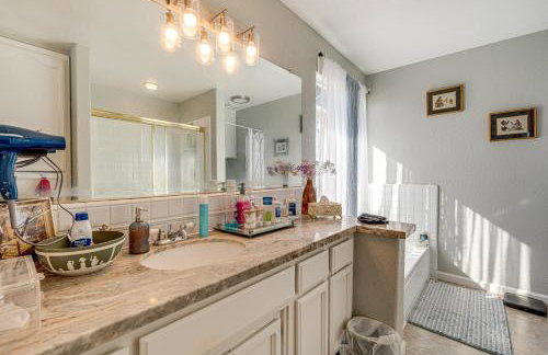 Water Views and Decks Spacious La Grange Retreat - Foto 13