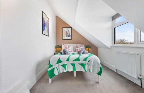 LONG TERM STAY SPECIAL OFFER AVAILABLE! 5-Bedroom Spacious, Stunning Design, Sociable Areas & Cosy House Near South Downs Park, Sleeps 11 with GAMES Room, PRIVATE PARKING and GARDEN - by Blue Puffin Stays - Foto 49