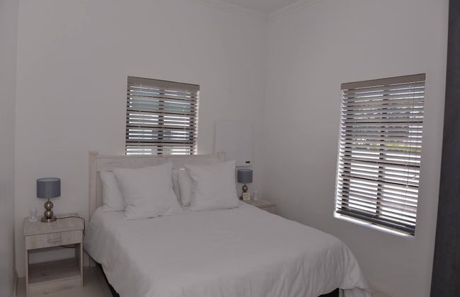 Pelican Cove is a Modern 4-bedroom Holiday Home in Langebaan With Some Sea Views - Foto 3