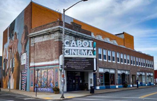 Downtown Beverly|KING BED|Minutes to Salem+Train - Photo 20