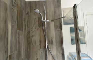 Two Sails Brixham - Spacious modern family seaside home - parking - wood-burner - dog friendly - Photo 33