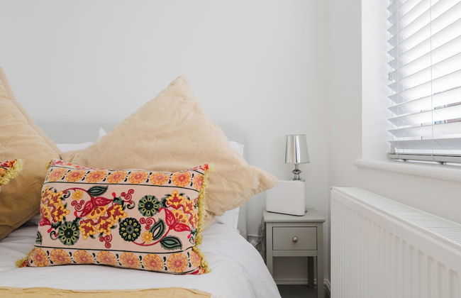 Corner House - Bright 2BD in Cheltenham - Photo 8