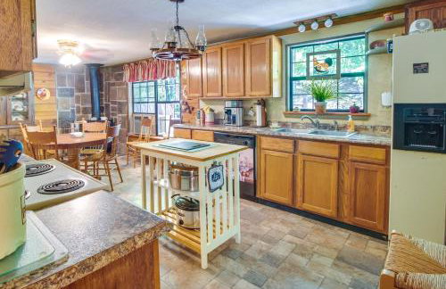 Pet-Friendly Elkins Vacation Rental with Decks! - Foto 8