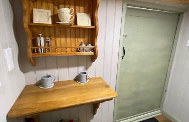 Oakley View Shepherds Hut with hot tub - Photo 14