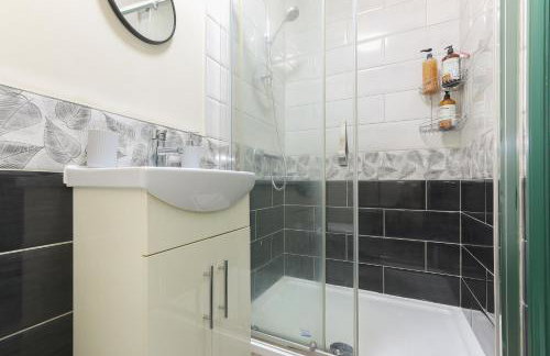 Home from Home 4 Bed - Ideal for Workers & Great for Groups, FREE Parking, Spacious, Pet Friendly Netflix - Foto 21