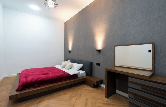 Chic & Modern 4BR Home in Old Tbilisi - Photo 4