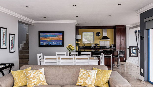 Charis to Theo - Relax in Style at This 3-bedroomed Langebaan Holiday House - Foto 4, Wohnzimmer
