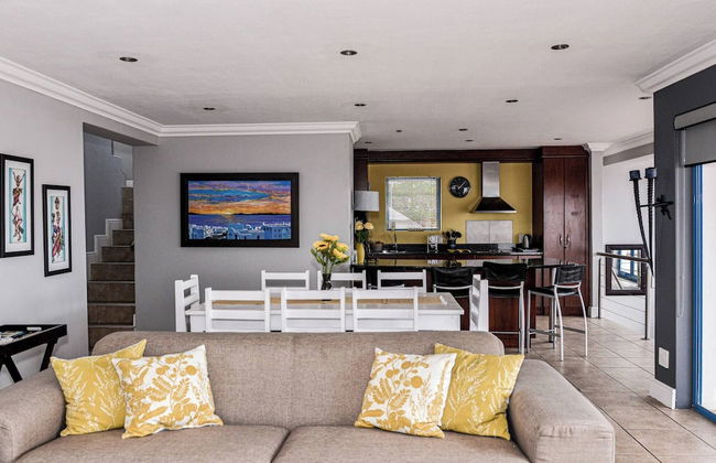 Charis to Theo - Relax in Style at This 3-bedroomed Langebaan Holiday House - Foto 1