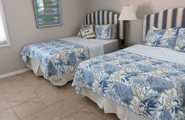 Quiet 2 bedroom condo on Gulf with pool and pond - Photo 31