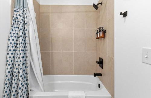 Brand New 5BR house & Carriage House near Downtown - Foto 44