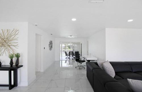 Chic & modern canal-front retreat with private pool - Azure Tides - Photo 12