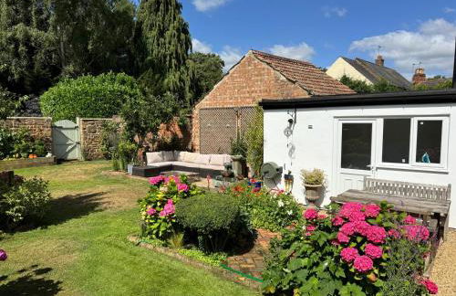 Cybil's Retreat - Renovated 2 bedroom house with enclosed garden - Photo 24