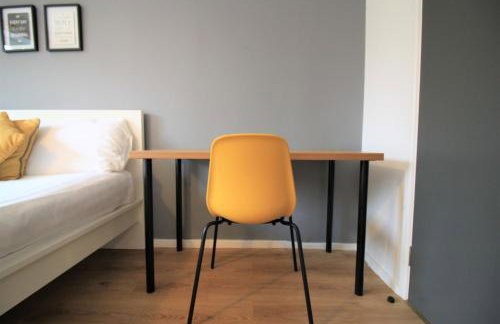 H21 -3 bed Close to Town Drive Parking 2 toilets Contractor Digs - Photo 9