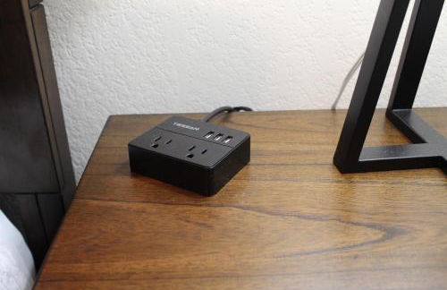 Old Fort Loft King & Queen suites nearest accomodation to Marshals Museum power your EV for free! - Foto 9