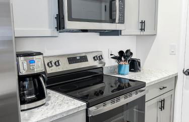 Modern and Comfy-2BR 2BA with pool access - ground floor, Near Outlets & Beaches - Foto 12