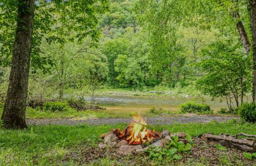 River Walk Cottage - Hot Tub - Pet Friendly - Swing - Screen Porch - River Access - Fire Pit - Wifi - Grill - Deck - King Bed - Foto 39