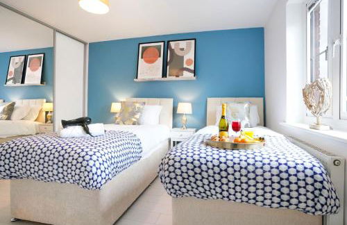 Exquisite 7 Bedroom 5 Bathroom House - Over 1900 sqft - Close to City Centre with Free Parking, Fast W-Fi and SmartTVs by Yoko Property - Foto 13