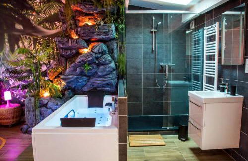 SECRET SUITE "Jungle" - Jacuzzi privatif - Gare RER C - Proche Paris - Foto 8