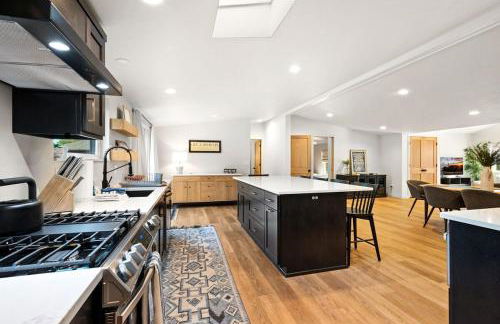 New Baileys Harbor Home, 1 block DT with Huge Yard - Foto 2