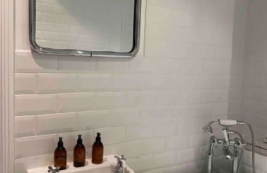 Entire Industrial Style Apartment With Free Parking & Wifi - Foto 12