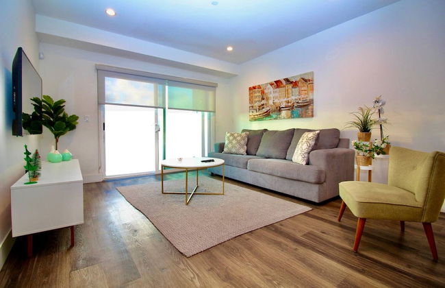 Los Angeles Deluxe Suites - 2 Bedrooms & 2 Bathrooms - Photo 13