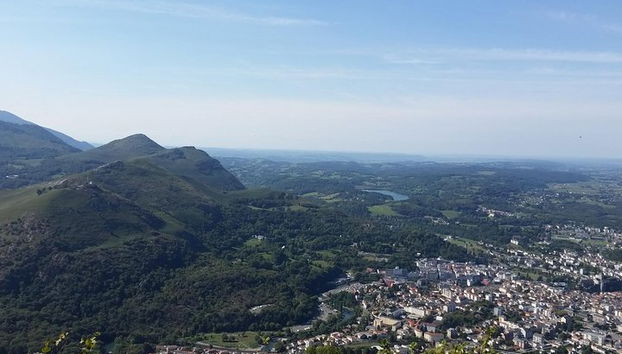 Vista espetacular de Jer Peak (1000m de altura) nas imediações da cidade de Lourdes, na França.