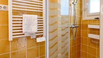 La Terrasso Sauna à Toulon - Parking privé - 6 couchages - Foto 4, towels, Shower