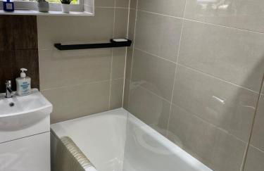 Lovely 4 bed house with patio & bbq - Photo 18