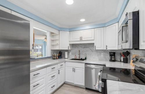 Relaxing 4 bedroom home with Pool - Photo 15