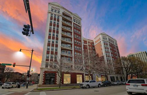 Sleek 1-Bedroom Apt in Chicago - East Park Tower 0610 rep - Photo 7